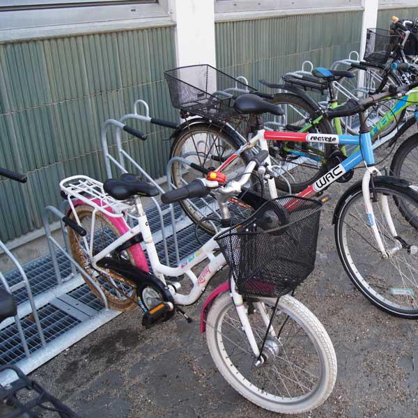 Innovativ cykelparkering til moderne skole