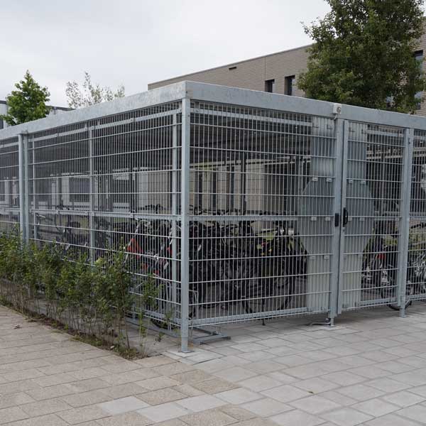 Tjenestemænd i Hoeksche Waard kommune (NL) parkerer cykler i FalcoLok cykelskur