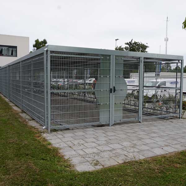 Tjenestemænd i Hoeksche Waard kommune (NL) parkerer cykler i FalcoLok cykelskur