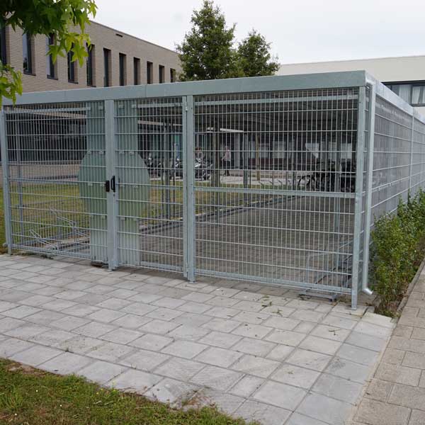 Tjenestemænd i Hoeksche Waard kommune (NL) parkerer cykler i FalcoLok cykelskur