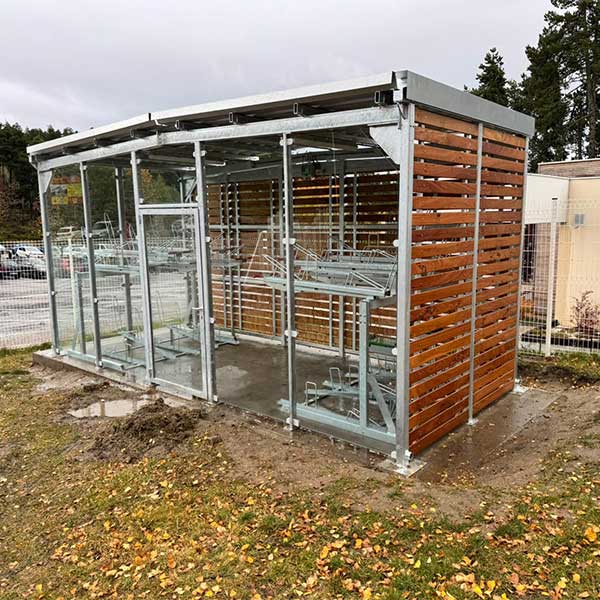 Sikker cykelparkering i snefyldte franske bjerge