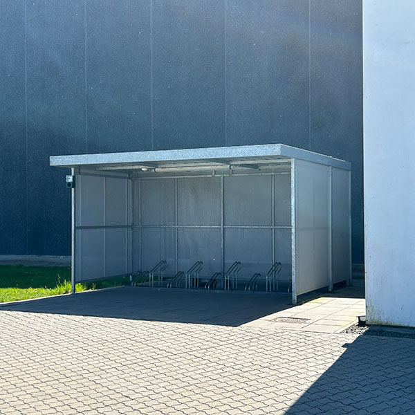 Endnu et logistikfirma vælger cykelparkering og rygeroverdækning fra Falco