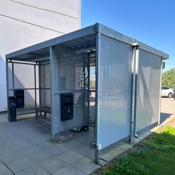 Endnu et logistikfirma vælger cykelparkering og rygeroverdækning fra Falco