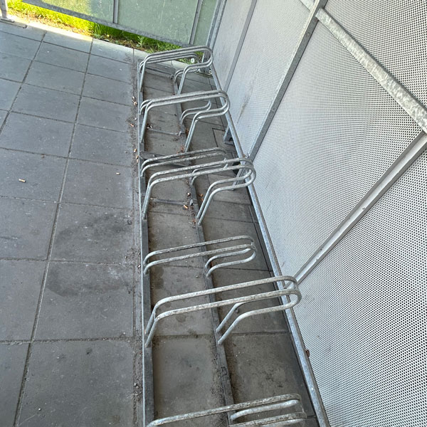 Endnu et logistikfirma vælger cykelparkering og rygeroverdækning fra Falco