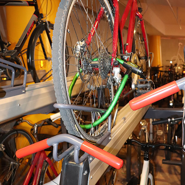 De finske pendlere kan nu parkere cyklerne trygt og sikkert i to etager