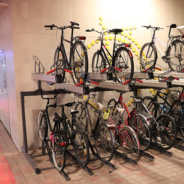 De finske pendlere kan nu parkere cyklerne trygt og sikkert i to etager