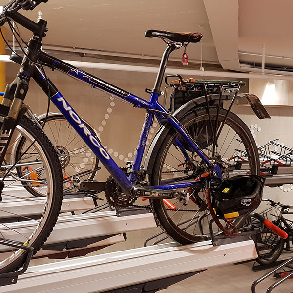 De finske pendlere kan nu parkere cyklerne trygt og sikkert i to etager