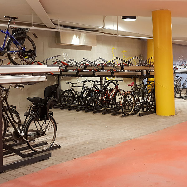 De finske pendlere kan nu parkere cyklerne trygt og sikkert i to etager