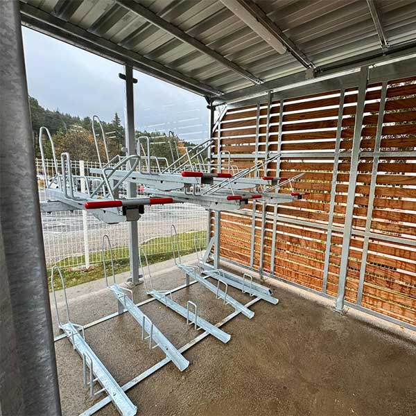 Sikker cykelparkering i snefyldte franske bjerge