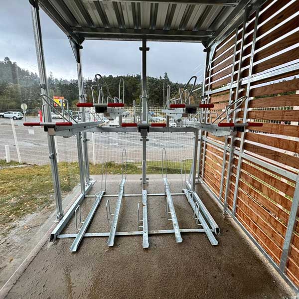 Sikker cykelparkering i snefyldte franske bjerge