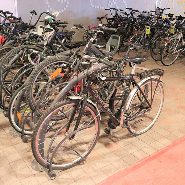 De finske pendlere kan nu parkere cyklerne trygt og sikkert i to etager
