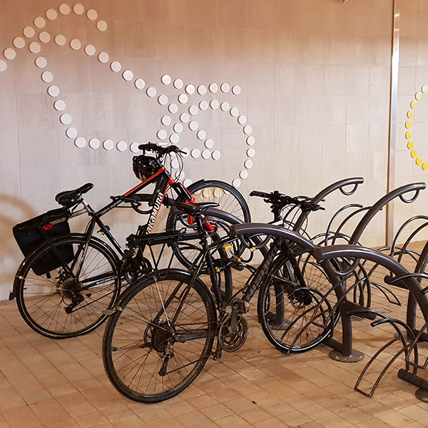 De finske pendlere kan nu parkere cyklerne trygt og sikkert i to etager