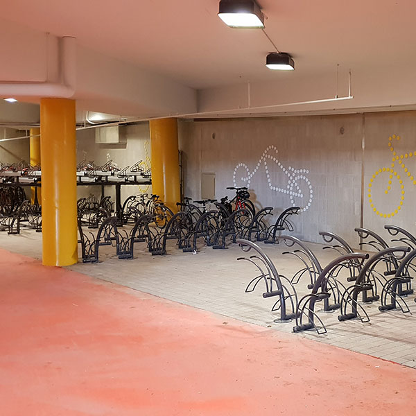 De finske pendlere kan nu parkere cyklerne trygt og sikkert i to etager