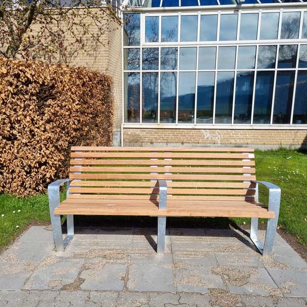 FalcoRelax bænke til Omsorgscenteret Tolleruphøj