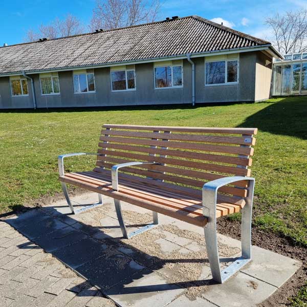 FalcoRelax bænke til Omsorgscenteret Tolleruphøj