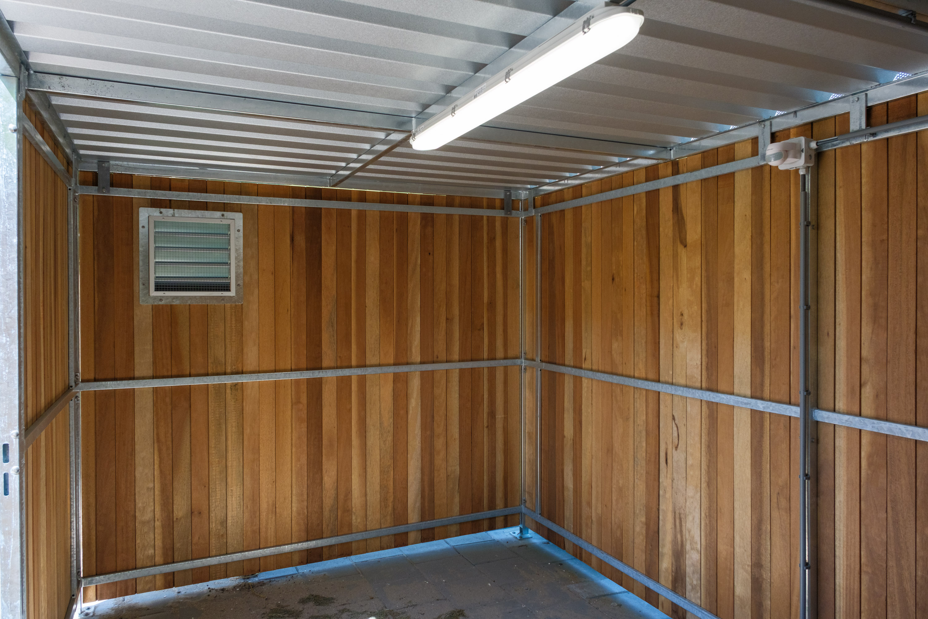 Sikker og stilfuld cykeloverdækning og opbevaring ved bo- og omsorgscenter