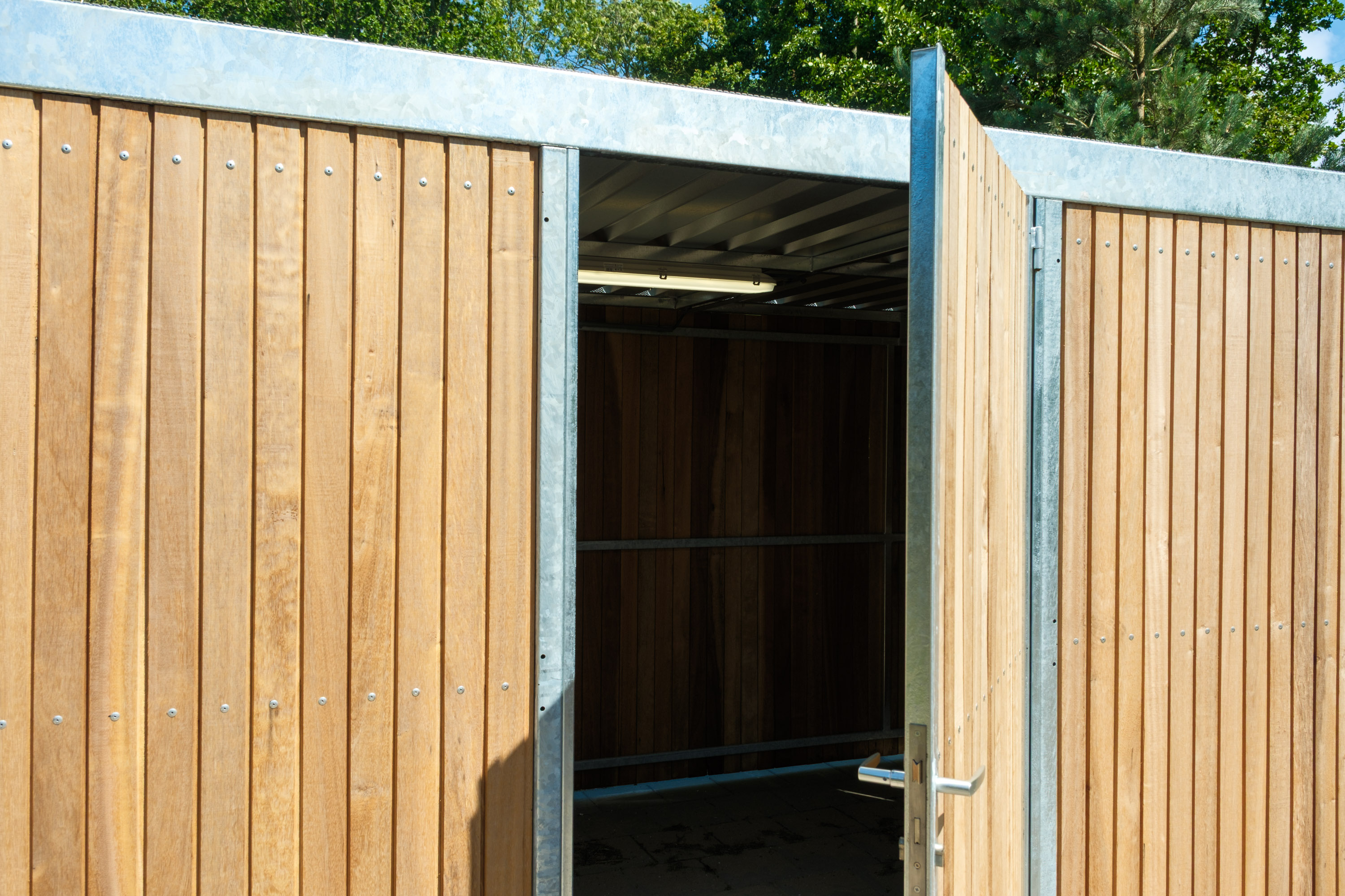 Sikker og stilfuld cykeloverdækning og opbevaring ved bo- og omsorgscenter