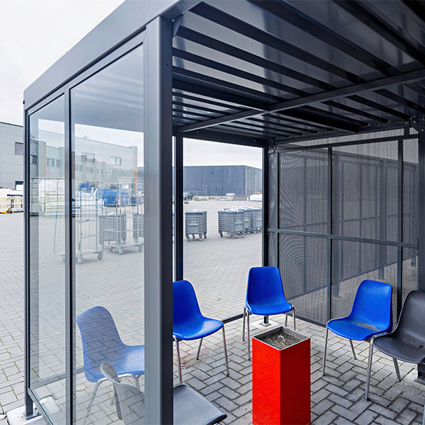 Multifunktionelt overdækningsområde: opbevaring, cykelparkering og pauseområde i ét