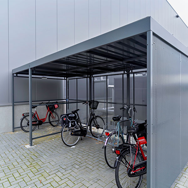 Multifunktionelt overdækningsområde: opbevaring, cykelparkering og pauseområde i ét