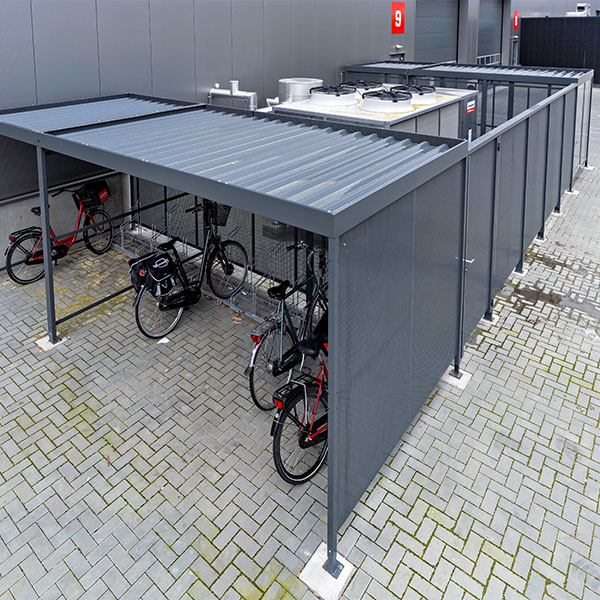 Multifunktionelt overdækningsområde: opbevaring, cykelparkering og pauseområde i ét