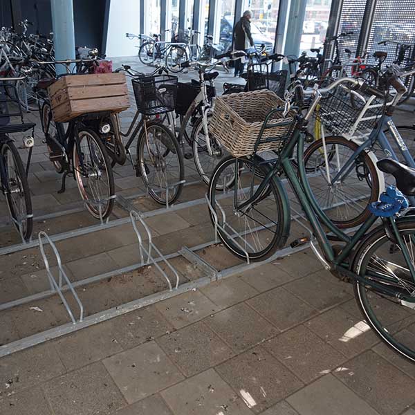 FalcoSound Low — DGNB-egnet basismodel til tilgængelig og enkel cykelparkering