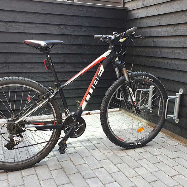 Falco F-1 — diskret vægmonteret cykelklemme til kompakte cykelrum og skure