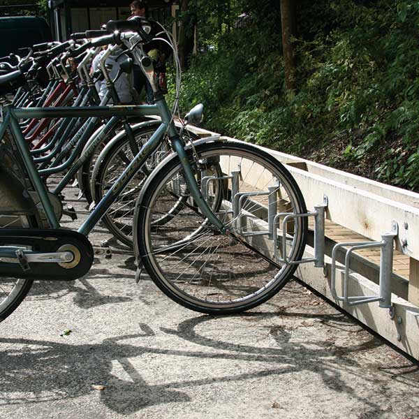 Falco F-1 — diskret vægmonteret cykelklemme til kompakte cykelrum og skure