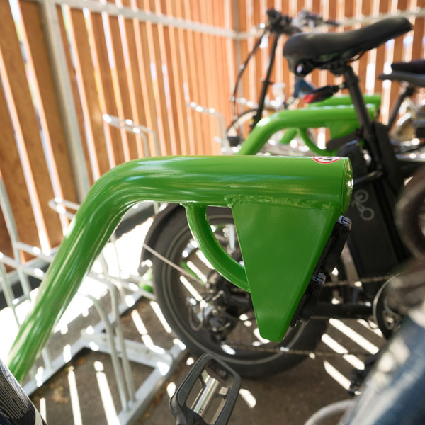 FalcoSound cykelstativ med ladestationer til elcykler